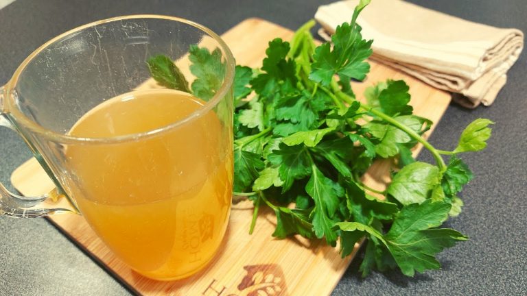 Descubre los increíbles beneficios del agua de perejil en tu salud